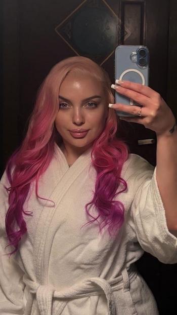 Sabelle, 26  female escort, Salem