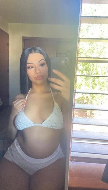 Valentina, 22  female escort, Salem