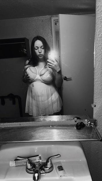 sophia, 22  female escort, Salem
